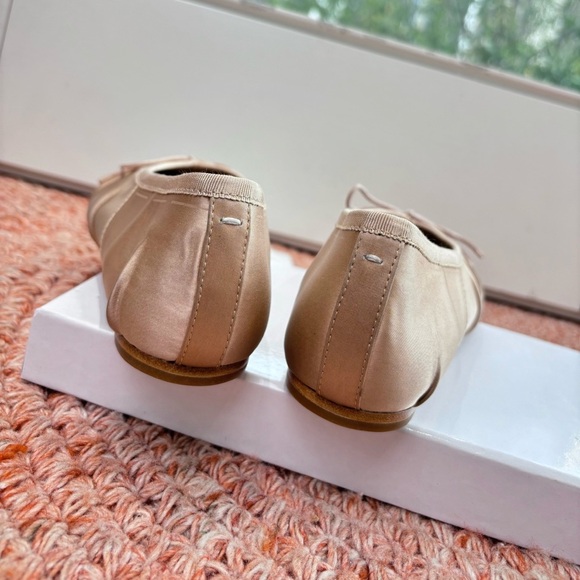 Maison Martin Margiela Beige Split-Toe Flats - Picture 8 of 8